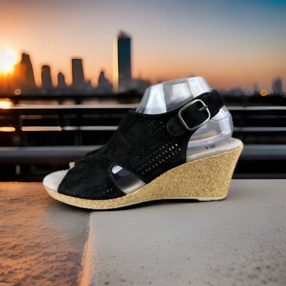 Earth Shoes - ✅Womens 8 Earth Woodland Radiant Sandal Black Perforated Leather Slingback Wedge